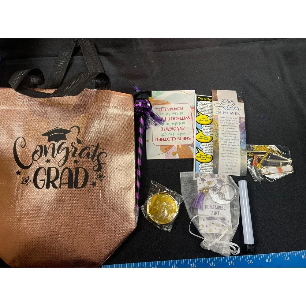 Set of 4  Graduation Gift Bags with‎ Favors Congrats Grad Tassel Hassle